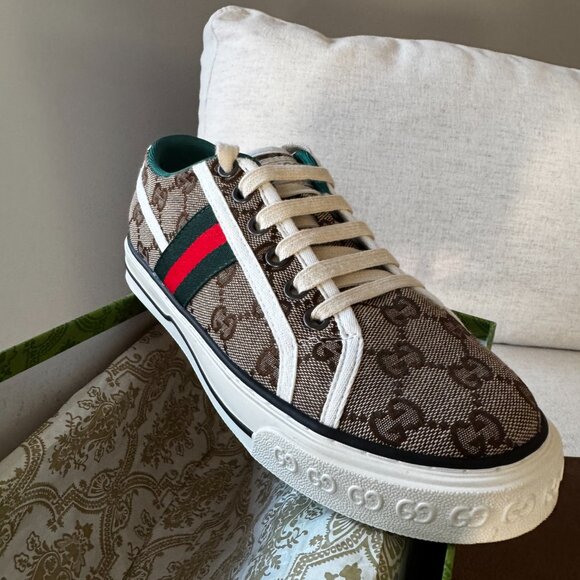 NEW Gucci Beige Monogram Sneakers with Red and Green Accents - Picture 3 of 8